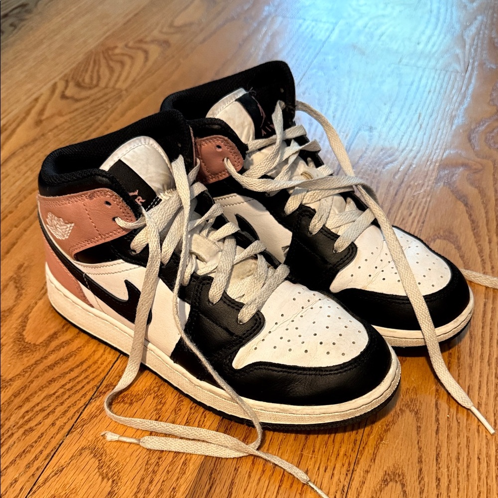 Nike Kids High-Top Sneakers in Black, White & Pink
